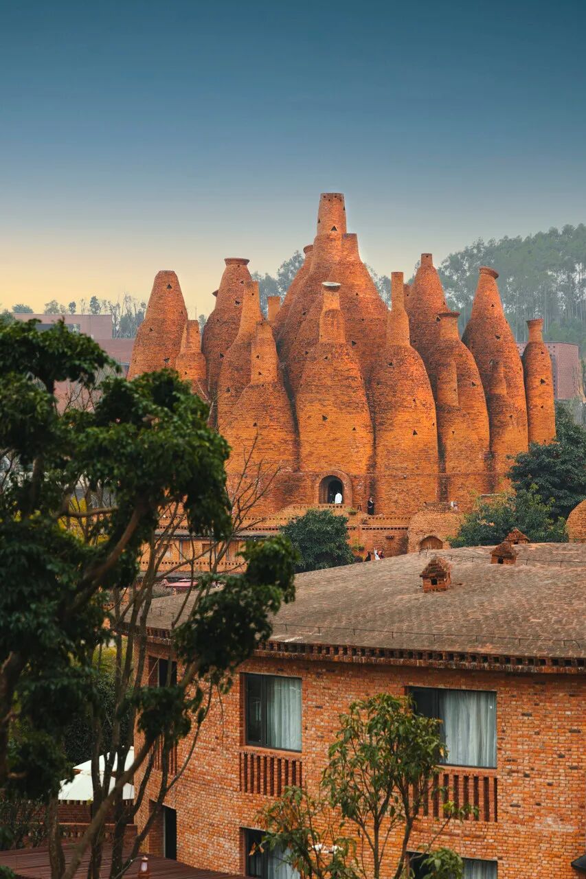 国内最适合“躺平”的城市：四季如春，房价叫板鹤岗！7W能买房，5点下班，每年却有3W人想逃离...