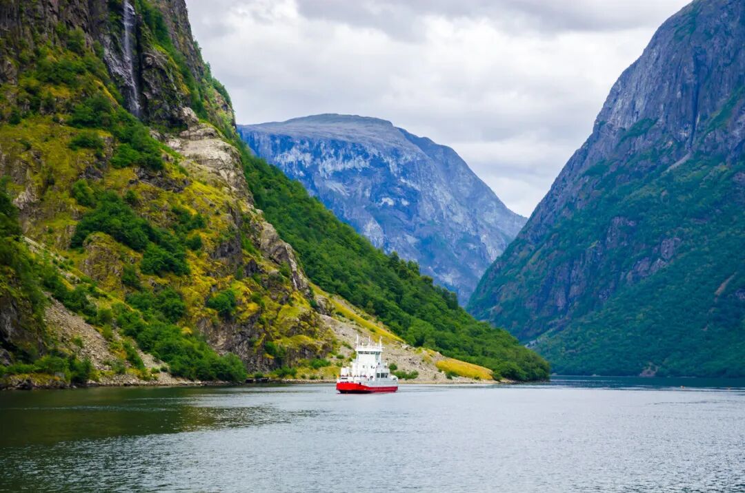 日本排放核污水1天后，这个“禁止出生和死亡”的地方火了：全网0差评，免费上学看病，还对中国免签