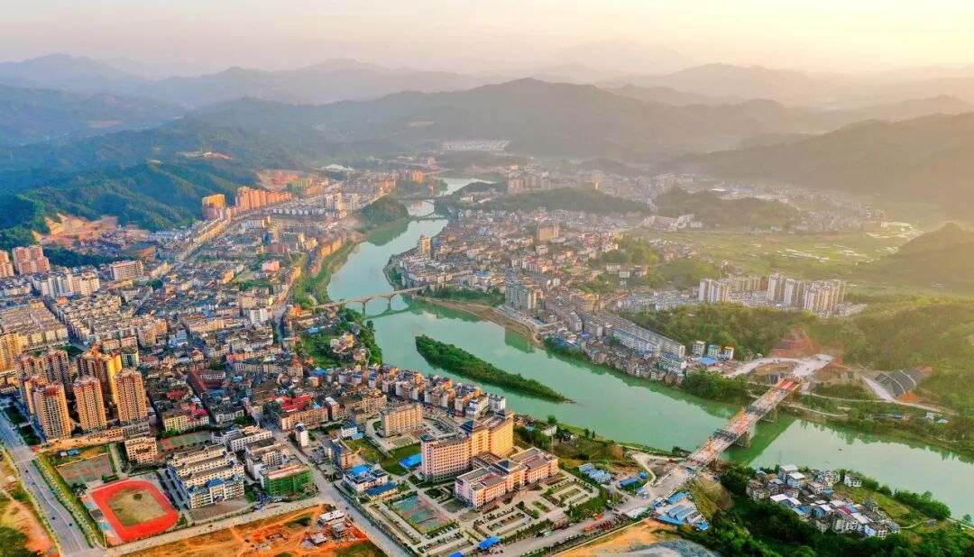 广西与贵州交界有个县，名气不大却出了多个世界之最，让人惊叹