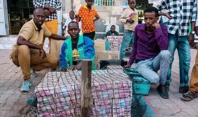 世界唯一人人“亿万富翁”的国家：一个鸡蛋20万亿，花钱论斤称，钞票遍地没人捡！却买不起水喝......