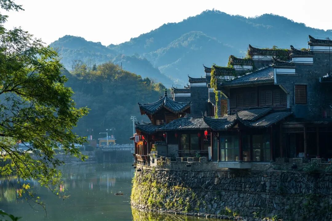 别只知道乌镇、西塘了！这个不收门票的千年古镇，人少景美，2000元能玩一个月，太适合养老了