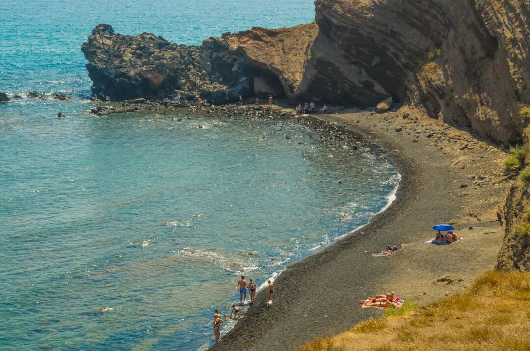 村里管理非常严格,除了老年人,天体村不允许单身男人进入,对单身女性