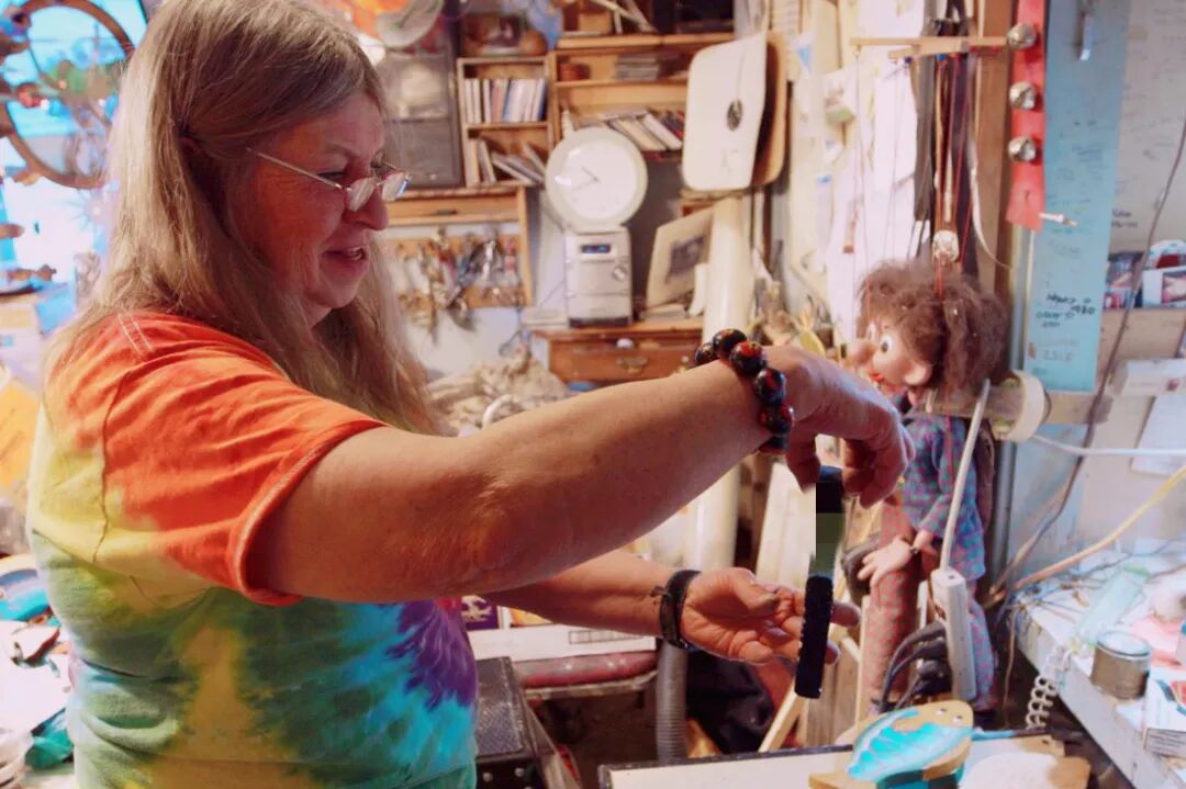 全球最孤独的小镇，街上没有人，全镇300人挤在一栋楼，闭门不出，唯一酒吧是中国人开的