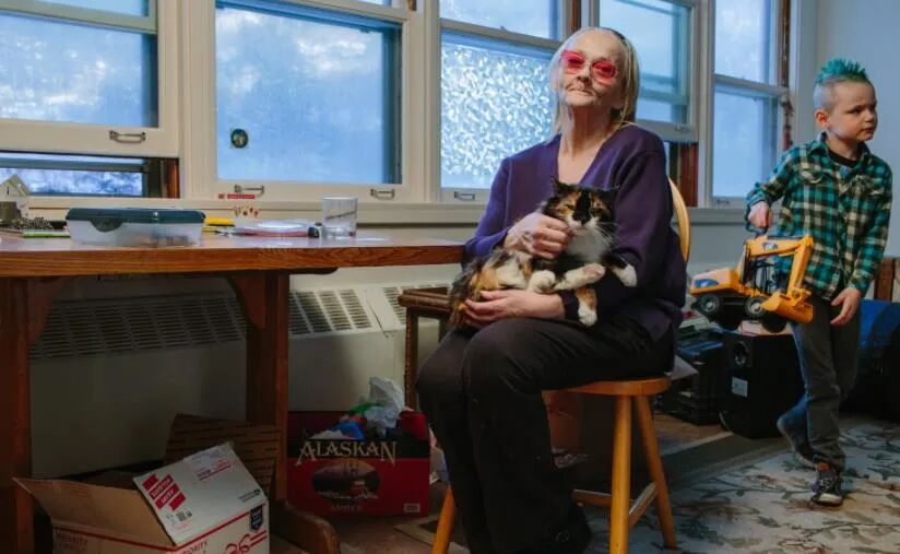 全球最孤独的小镇，街上没有人，全镇300人挤在一栋楼，闭门不出，唯一酒吧是中国人开的