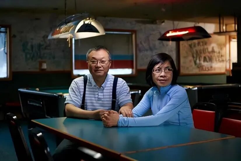 全球最孤独的小镇，街上没有人，全镇300人挤在一栋楼，闭门不出，唯一酒吧是中国人开的