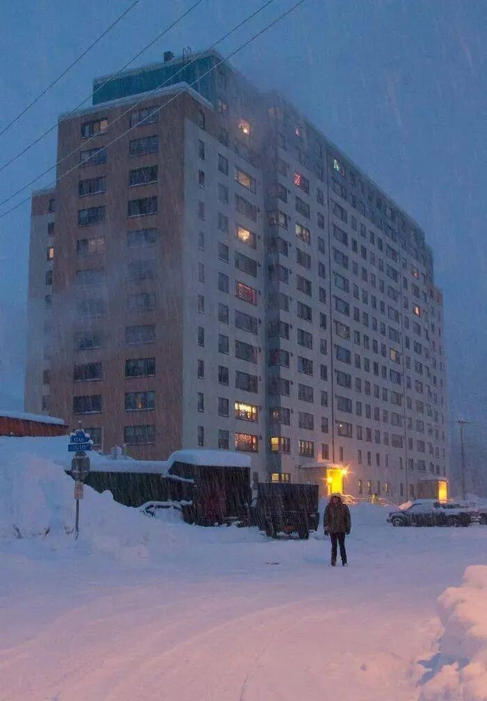 全球最孤独的小镇，街上没有人，全镇300人挤在一栋楼，闭门不出，唯一酒吧是中国人开的