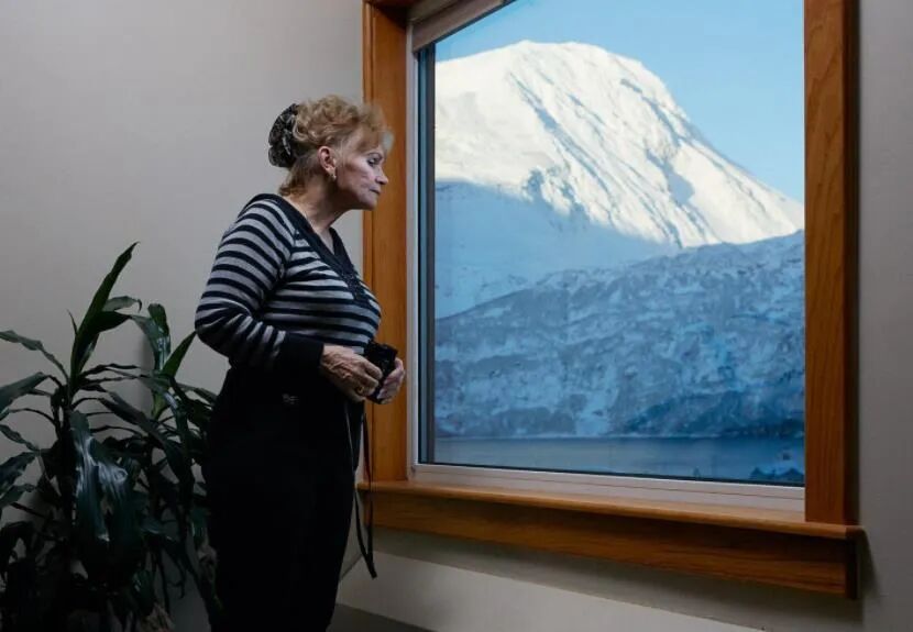 全球最孤独的小镇，街上没有人，全镇300人挤在一栋楼，闭门不出，唯一酒吧是中国人开的