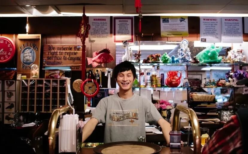 全球最孤独的小镇，街上没有人，全镇300人挤在一栋楼，闭门不出，唯一酒吧是中国人开的