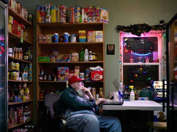 全球最孤独的小镇，街上没有人，全镇300人挤在一栋楼，闭门不出，唯一酒吧是中国人开的