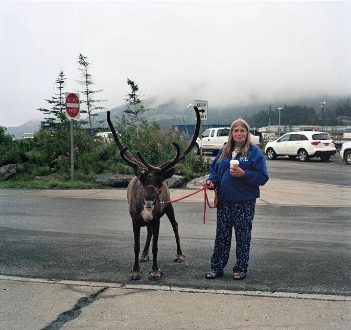 全球最孤独的小镇，街上没有人，全镇300人挤在一栋楼，闭门不出，唯一酒吧是中国人开的