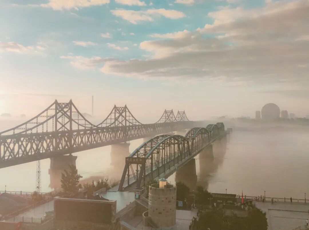 中国最大的“边境”城市，1000元就能玩爽！水果管够，海鲜管饱，比大连安逸，还藏着最美的秋色