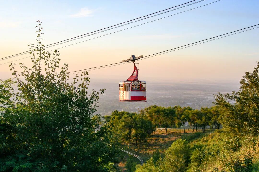 世界最“难去”的国家，对中国免签了！美女如云，景色不输瑞士，汽油2.5元一升，国内坐车35元就能去......