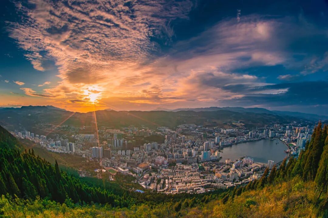 国内最适合“躺平”的城市：四季如春！房价不输鹤岗，6W买一套！5点下班，却有不少人逃离...