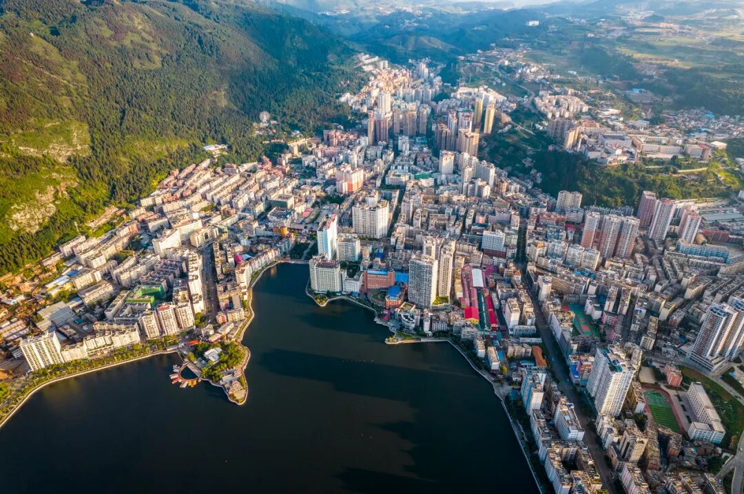 国内最适合“躺平”的城市：四季如春！房价不输鹤岗，6W买一套！5点下班，却有不少人逃离...