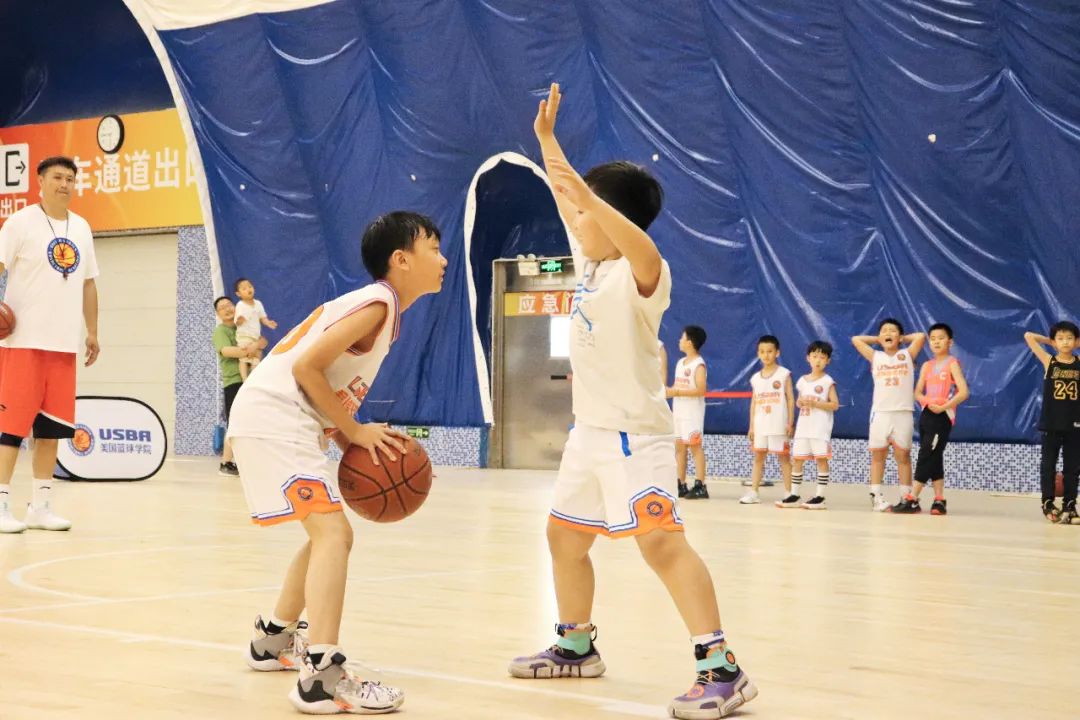 五緣灣運動(dòng)館籃球_運動(dòng)羽毛球地板_籃球運動(dòng)館木地板