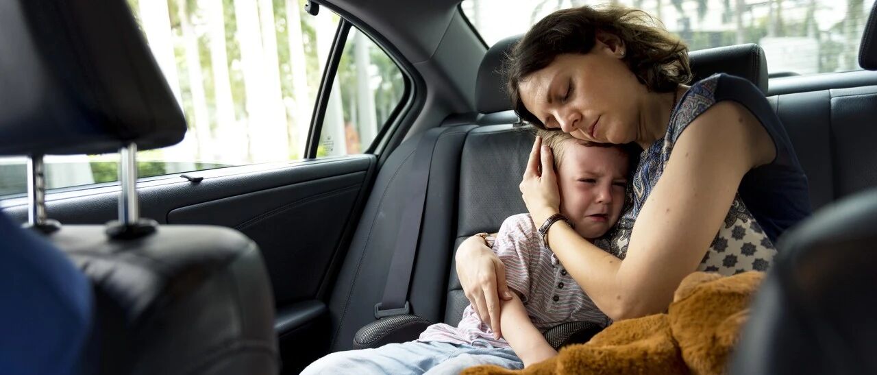 二胎妈妈狂追“出轨”丈夫，竟要两个女儿“陪葬”：这场闹剧，暴露了育儿中最糟糕的一面…