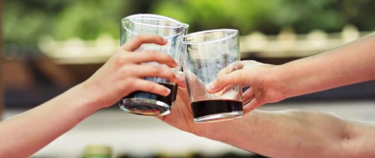 如果你了解这些危害，就不会在过年时让孩子尝点酒了