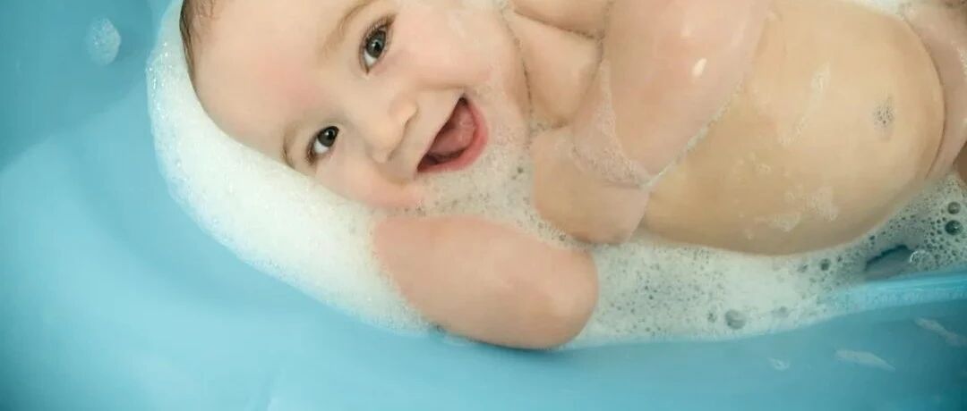 宝宝1岁2个月，给他洗澡，以下做法正确的是？