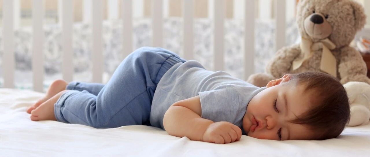 孩子喜欢趴睡，是肠胃不好吗？有什么需要担心的？