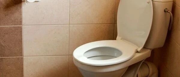 外出用公共马桶，没压住水花被溅到屁股，要担心感染性病吗？