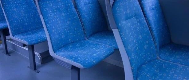 别人刚离开，座位还带着热度，坐上去会传染疾病吗？