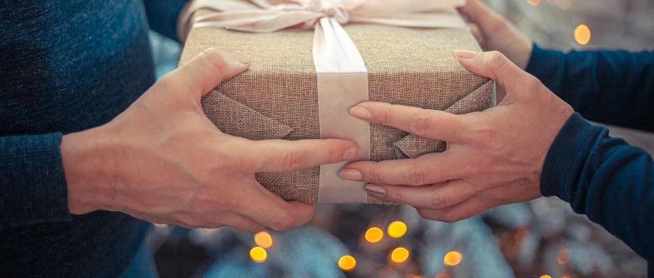 新年给孩子送礼物，以下做法正确的是？