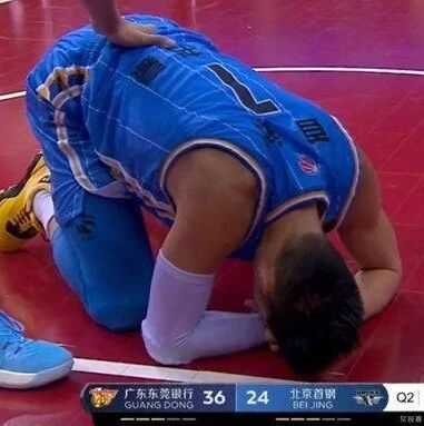 CBA爆发冲突！肘击+干翻倒地，林书豪和赵睿刚上了！书豪进攻被锁死