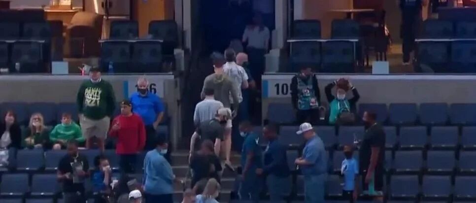 突发！不打了，取消比赛！比赛才刚打一半！活久见呀这场面...