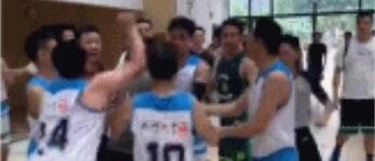 又打架，打起来了！球员群殴裁判，场面十分混乱....