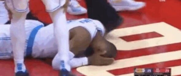 湖人火箭爆发冲突！詹姆斯痛苦倒地，1场比赛2驱逐5技犯