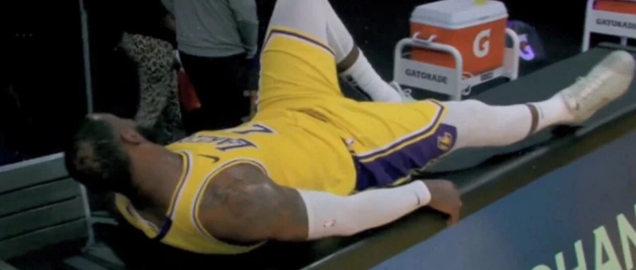 詹姆斯累趴了，打完直接趴在广告牌上了！追梦3分绝杀勇士，勇士球迷气炸了