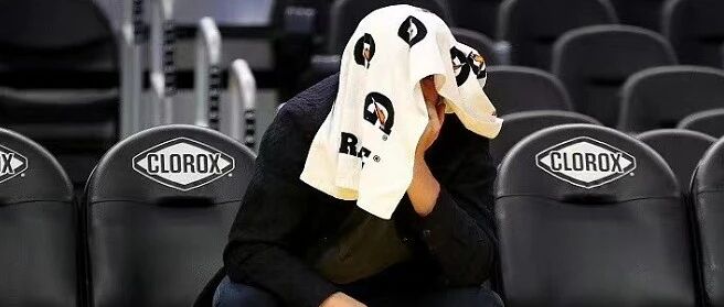 赛后，克莱一个人在球场边痛哭！全NBA等了他整整900天