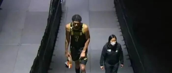 一场比赛，伤了四人！湖人有两人恐怕打不了火箭...