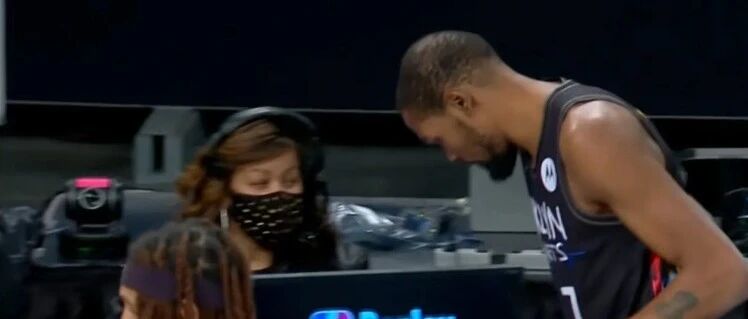 疯了吧！杜兰特第一次打替补，打到第三节却突然退赛！退场后怒摔水瓶…