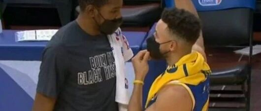 杜兰特复出干勇士！克莱怒摔毛巾！赛后阿杜和库里却发生了这么一幕...