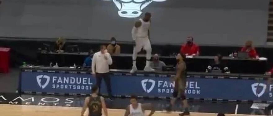 卧槽！詹姆斯竟然冲上了技术台！篮网终于赢球了，哈登三节运动战得0分