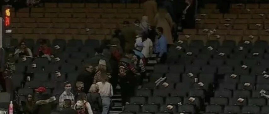 突发意外！比赛打到一半，突然被叫停！观众全部被驱散...