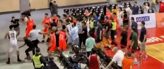 打起来了！国内球场发生大型斗殴！有人被担架抬出！请让暴力滚出球场..