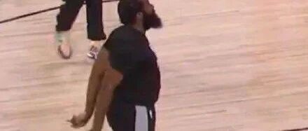 天啊，又是跟腱撕裂！火箭一人赛季报销！哈登回归首秀，怎么胖成这样了