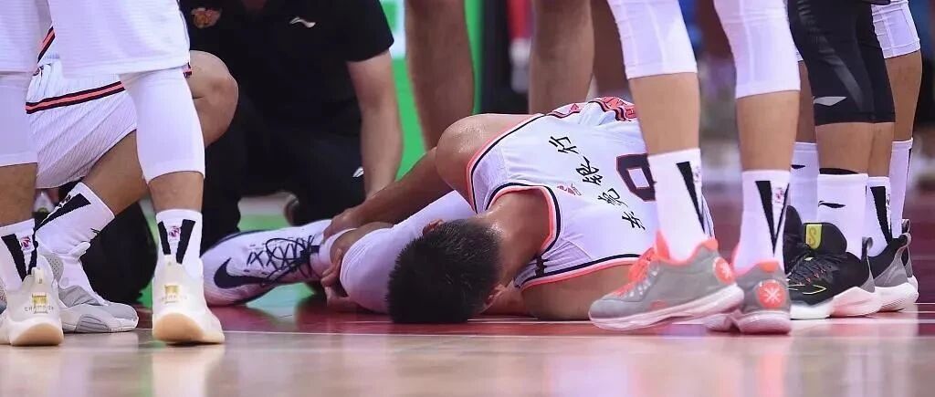 重磅！确认跟腱断裂！这可是易建联啊，太令人心碎了...