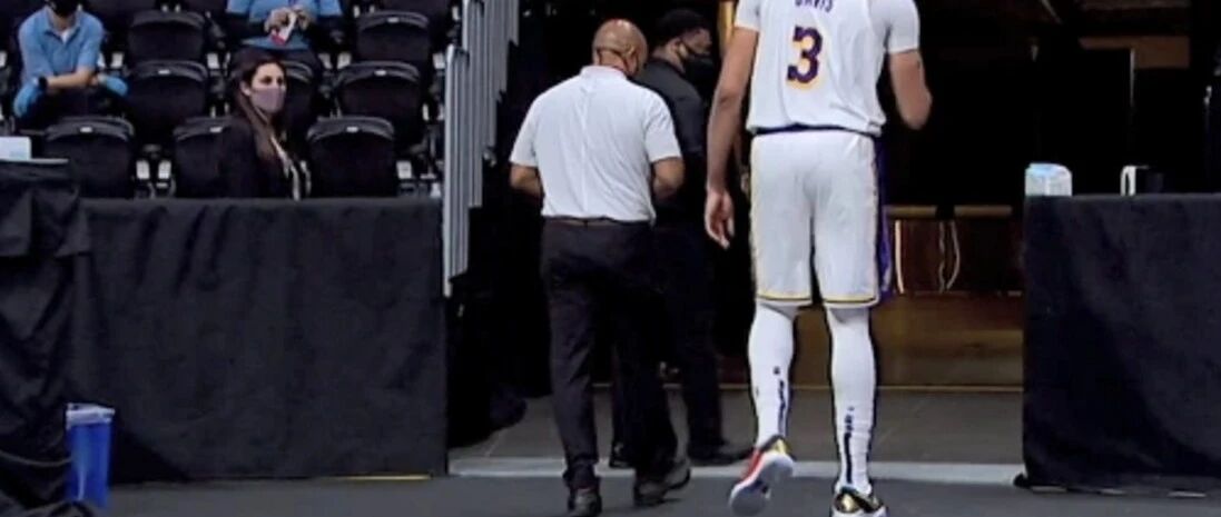 突发！浓眉受伤退场！又是跟腱炎，这次伤情又加重了....