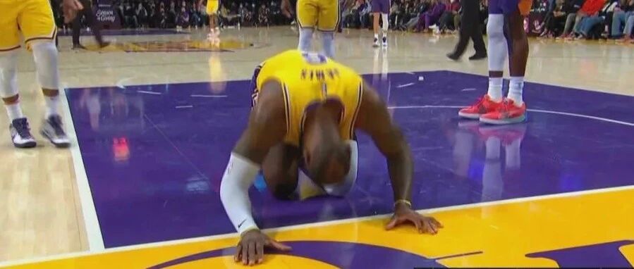 驱逐+崴脚！詹姆斯真带不动啊！24投2中！你们是真坑啊...