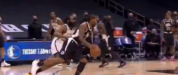 火药味十足！凶狠犯规+踹飞饮料箱！哈登是真发飙了，最后一球全网都炸锅了