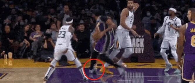 突发！浓眉落地90度崴脚！威少杀死比赛！湖人上演大逆转……