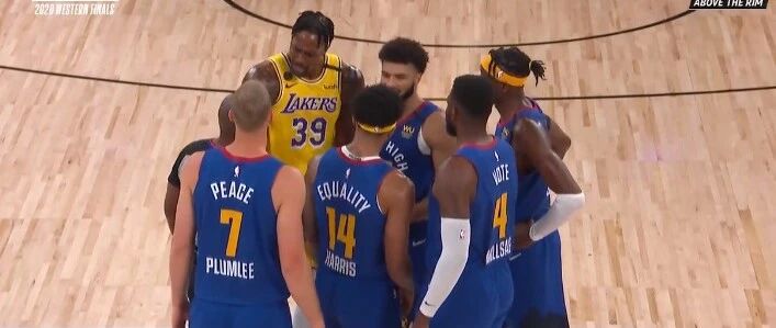 单换老詹的第一中锋回来了！湖人亮出核武，老詹脚崴了提前离场，吓人呐