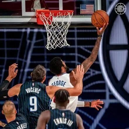 牛逼！威少复出了，一上来就是暴扣！乔治这首秀也太炸裂了吧……