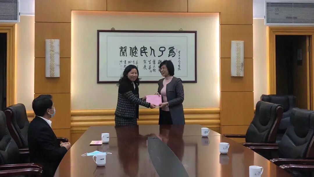 蔡桂君带队走访慰问道德模范