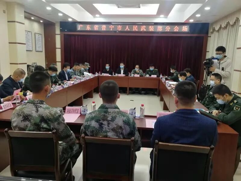 省军区政委王守信到我市检查征兵工作