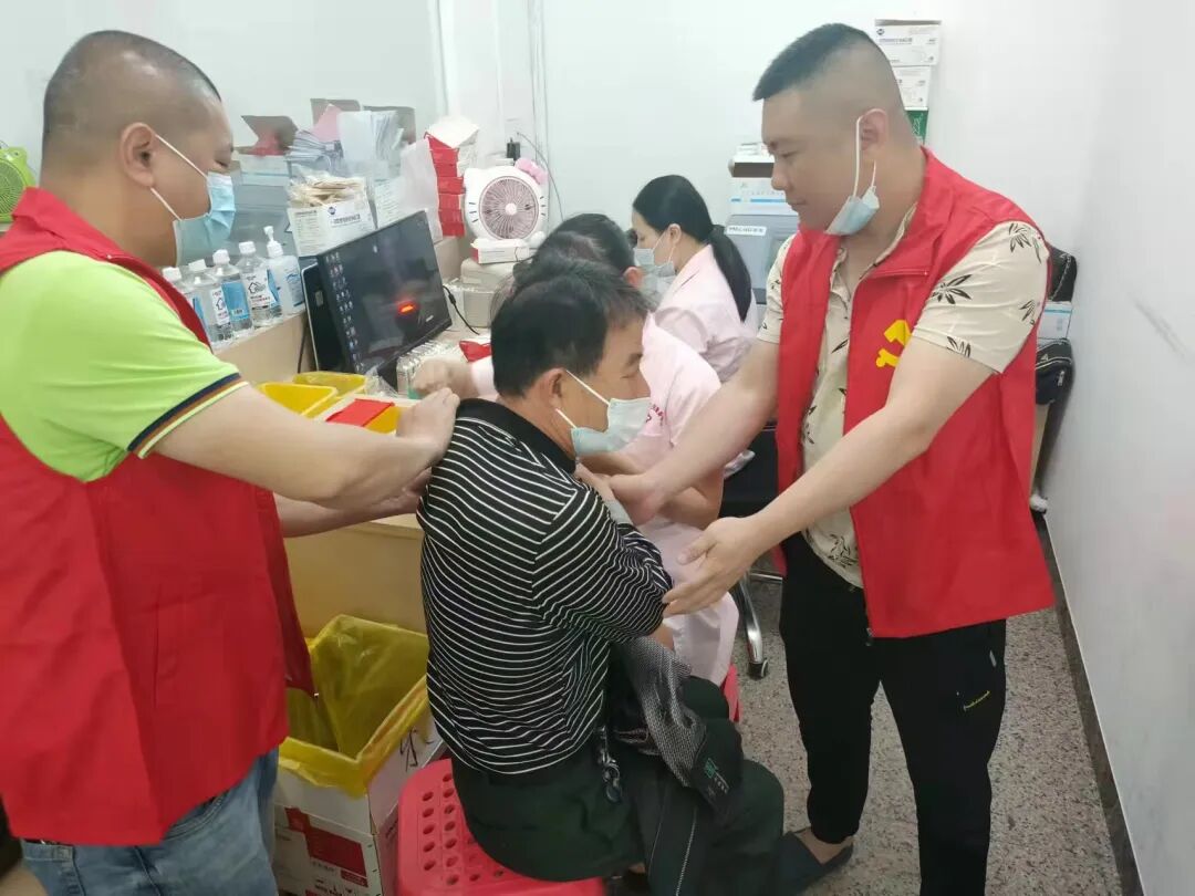 流沙东街道秀陇村扛起战疫大旗筑牢全民免疫屏障