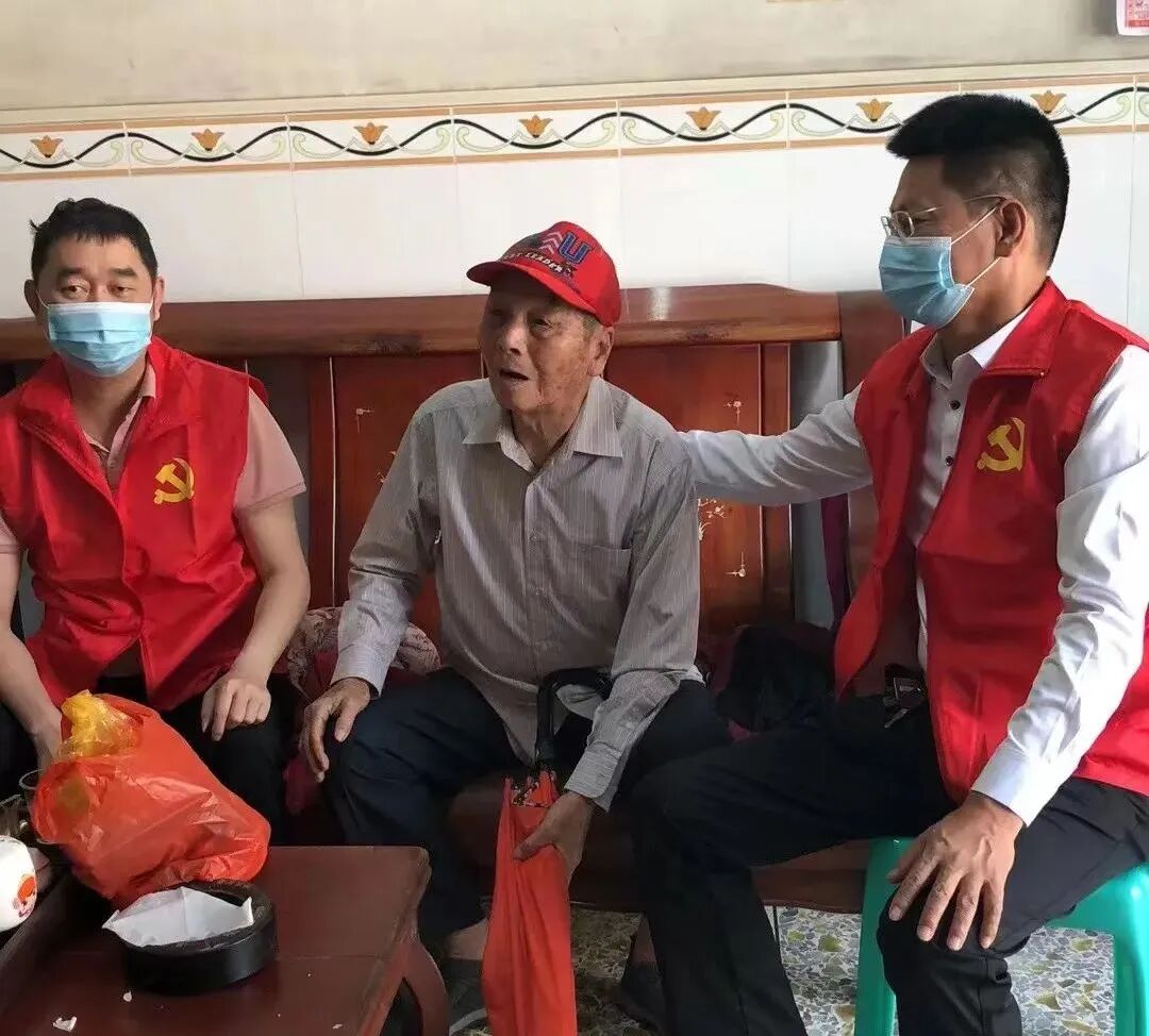 流沙东街道秀陇村扛起战疫大旗筑牢全民免疫屏障